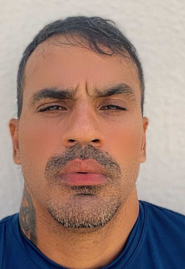 Ulysses Fabian Sampaio, 1º Secretário da ASVEB Bahia, posa para foto oficial da diretoria vestindo camisa azul.
