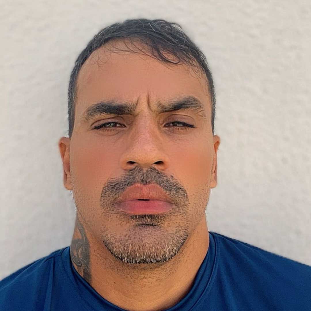Ulysses Fabian Sampaio, 1º Secretário da ASVEB Bahia, posa para foto oficial da diretoria vestindo camisa azul.