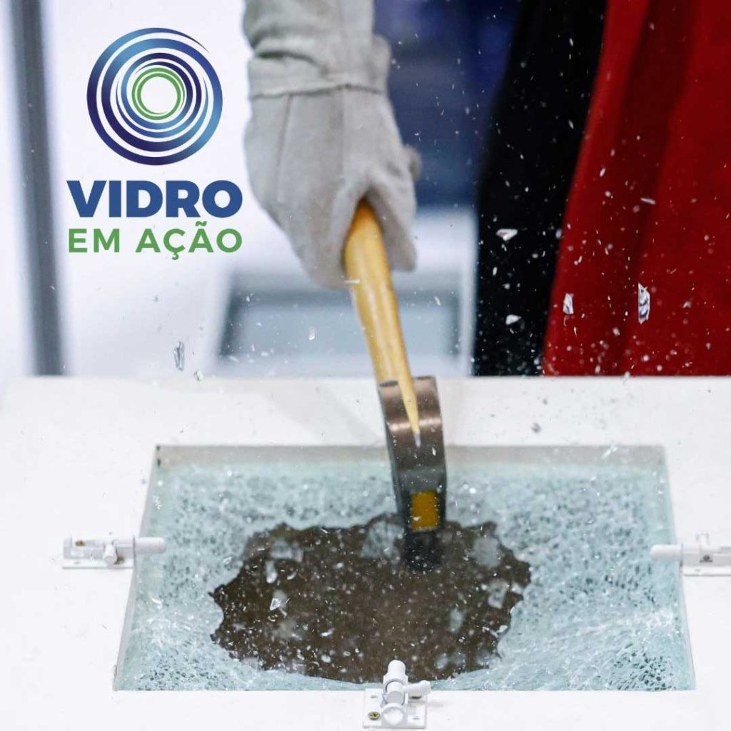 O Vidro em Ação oferece demonstrações práticas que revolucionam o aprendizado.
