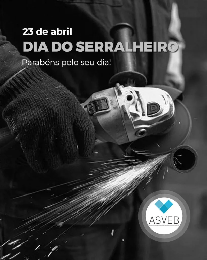 Imagem institucional do Dia do Serralheiro (23 de abril) mostrando um profissional trabalhando com estruturas metálicas, utilizando ferramentas de solda e acabamento. O cenário destaca materiais como aço, ferro e alumínio, representando a versatilidade da serralheria moderna. A composição transmite precisão técnica, força estrutural e integração com elementos contemporâneos, como vidro, simbolizando inovação, segurança e contribuição para a construção urbana.
