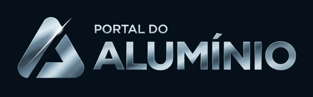 Logotipo do Portal do Alumínio apresentando um ícone triangular estilizado com textura de metal escovado e brilho metálico, seguido pelo nome da marca em letras maiúsculas prateadas sobre um fundo escuro.