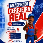 Banner promocional da Alumínio Salvador destacando o perfil de alumínio amadeirado Cerejeira Real com estoque à pronta entrega na Bahia. A arte apresenta um mascote de serralheiro em 3D fazendo sinal de positivo, chamada para pronta entrega, perfis de alumínio ao fundo e informações das unidades de Barros Reis, São Cristóvão e Feira de Santana. Indicado para serralheiros, vidraceiros, fabricantes de esquadrias de alumínio, arquitetos e profissionais da construção civil que buscam perfis de alumínio amadeirados para portas, janelas, portões e projetos residenciais e comerciais.