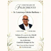 Comunicado de Falecimento do Sr. Lourenço Falcão Barbosa. O card possui fundo claro com moldura e detalhes em dourado e flores brancas (lírios) nos cantos. Na parte superior, lê-se "COMUNICADO DE FALECIMENTO", seguido pelo nome "Sr. Lourenço Falcão Barbosa". No centro, há uma foto colorida do Sr. Lourenço, um homem idoso, negro, de óculos, sorrindo suavemente e vestindo terno azul escuro e camisa branca, dentro de um círculo dourado. Abaixo da foto, as datas: estrela para nascimento (09/11/1953) e cruz para falecimento (09/08/2026). Seguem as informações do funeral: "Velório 02 a partir das 13h:00, Sepultamento às 15h:45, Dia 10/08/2026, Cemitério Bosque da Paz". Na parte inferior, há um retângulo branco com a mensagem: "Nota: Coroa de Flores Naturais" e um ícone de telefone com o número "(71) 99158-1652