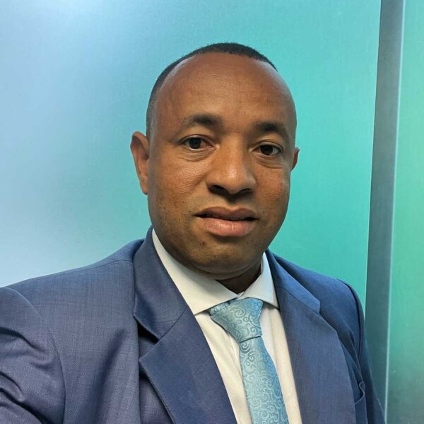 Uatila Martins de Oliveira, novo Presidente da ASVEB Bahia, vestindo terno azul e gravata clara em foto oficial da diretoria.