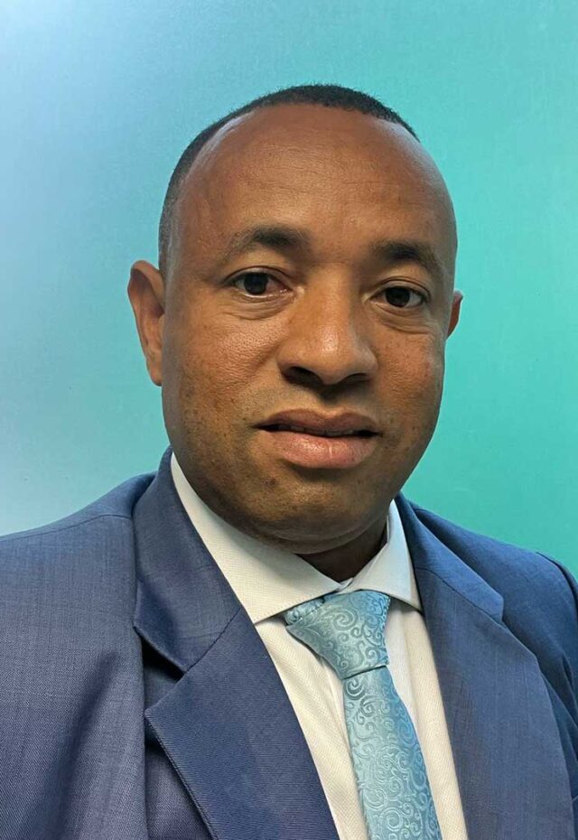Uatila Martins de Oliveira, novo Presidente da ASVEB Bahia, vestindo terno azul e gravata clara em foto oficial da diretoria.